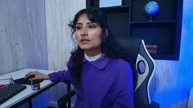 Snapshot of LilyRouset chatting on 10-03-25, 01:56 LilyRouset online show from 10-03-25, 01:56