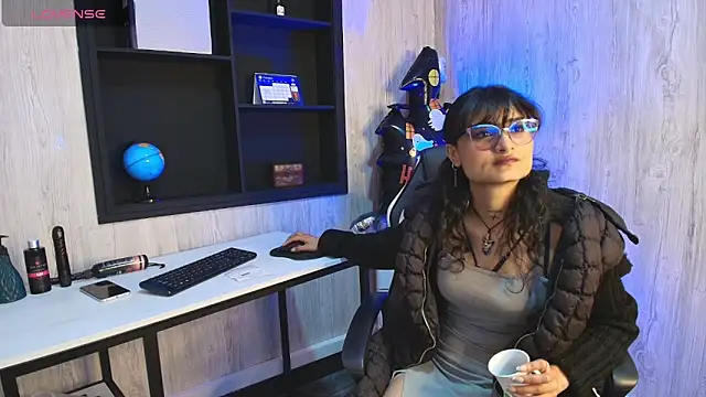 Snapshot of LilyRouset chatting on 10-20-25, 03:01 LilyRouset online show from 10-20-25, 03:01