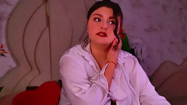 Snapshot of UR_BELLA chatting on 10-14-25, 06:47 UR BELLA online show from 10-14-25, 06:47