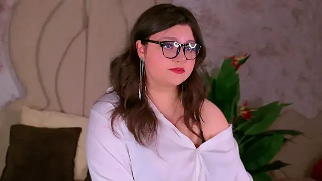 Snapshot of UR_BELLA chatting on 09-28-25, 10:55 UR BELLA online show from 09-28-25, 10:55