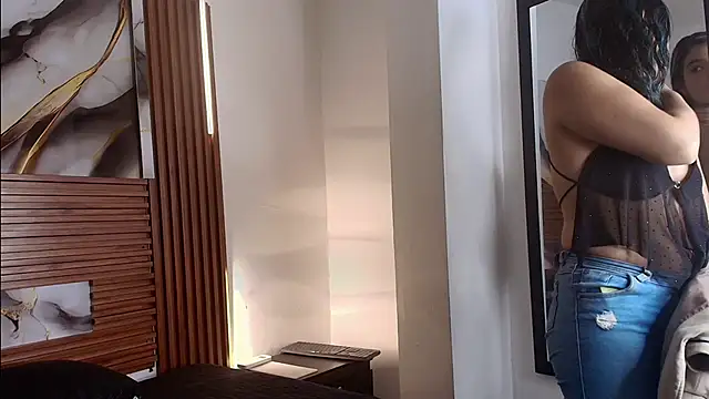 Evelin thompsson online show from 10-25-25, 03:06