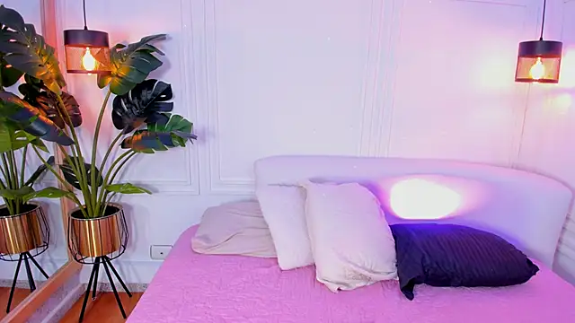 Dafne Hillss online show from 10-30-25, 12:25