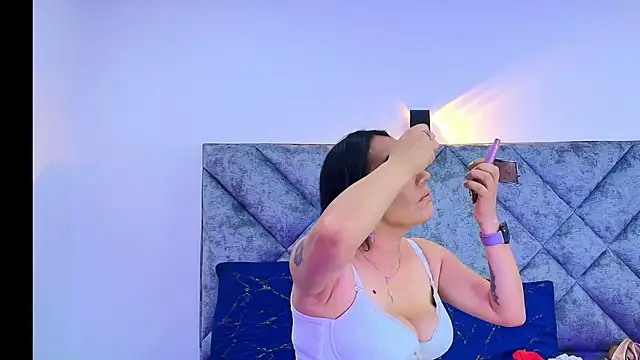 Shantey Laurent online show from 10-13-25, 02:07