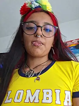 Snapshot of carolinerue chatting on 06-16-26, 07:58 carolinerue online show from 06-16-26, 07:58