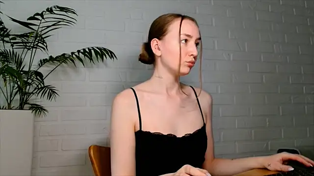 WhitePrincessLuna online show from 06-18-26, 02:22