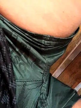 Snapshot of luzmelzinha chatting on 09-12-25, 03:56 luzmelzinha online show from 09-12-25, 03:56