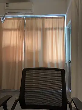 Snapshot of wly2028 chatting on 11-29-25, 05:40 wly2028 online show from 11-29-25, 05:40