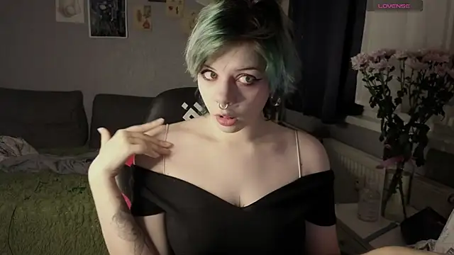 Snapshot of Alice_Zev chatting on 10-10-25, 10:43 Alice Zev online show from 10-10-25, 10:43