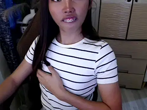 Snapshot of cutie_milker chatting on 02-18-26, 04:21 cutie milker online show from 02-18-26, 04:21