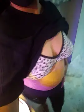 Snapshot of hottie_jenny9 chatting on 09-19-25, 06:06 hottie jenny9 online show from 09-19-25, 06:06