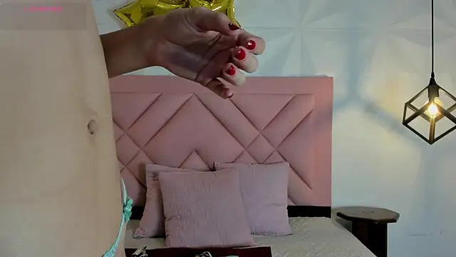 Snapshot of Caroline_daring chatting on 07-05-26, 10:33 Caroline daring online show from 07-05-26, 10:33