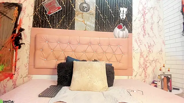 Caroline daring online show from 10-21-25, 02:38