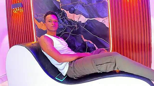 Snapshot of Dinasty_Moon_ chatting on 09-28-25, 12:01 Dinasty Moon online show from 09-28-25, 12:01