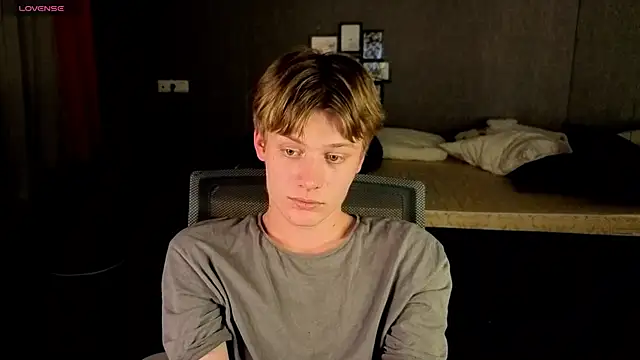 Snapshot of LouieEvans chatting on 10-12-25, 08:10 LouieEvans online show from 10-12-25, 08:10