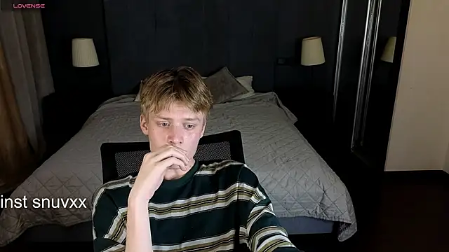 Snapshot of LouieEvans chatting on 09-21-25, 09:42 LouieEvans online show from 09-21-25, 09:42