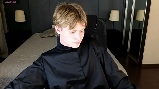 Snapshot of LouieEvans chatting on 10-28-25, 08:52 LouieEvans online show from 10-28-25, 08:52