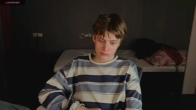 Snapshot of LouieEvans chatting on 10-09-25, 03:45 LouieEvans online show from 10-09-25, 03:45