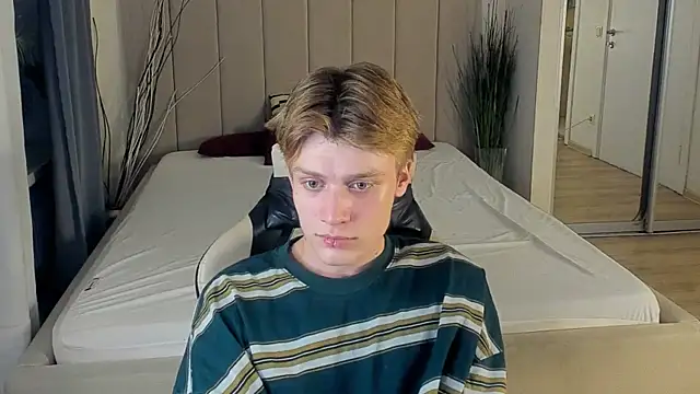 Snapshot of LouieEvans chatting on 09-29-25, 05:40 LouieEvans online show from 09-29-25, 05:40