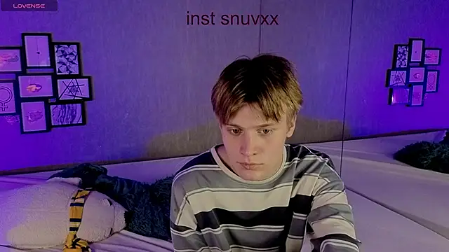 Snapshot of LouieEvans chatting on 10-11-25, 04:02 LouieEvans online show from 10-11-25, 04:02