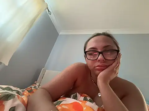 petitelucyXoxx online show from 04-28-26, 06:34