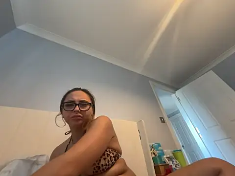 petitelucyXoxx online show from 06-01-26, 04:28