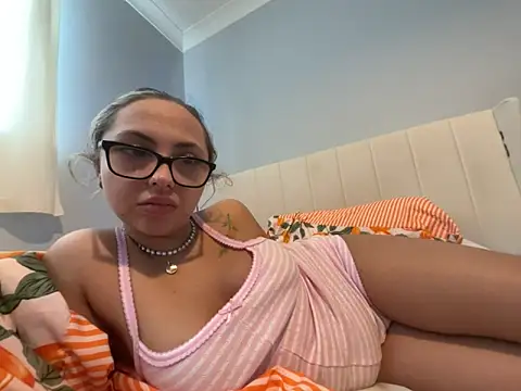 petitelucyXoxx online show from 05-07-26, 09:12