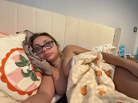 petitelucyXoxx online show from 06-24-26, 04:33