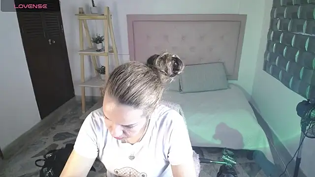 Dulce  Lovee online show from 11-22-25, 10:19