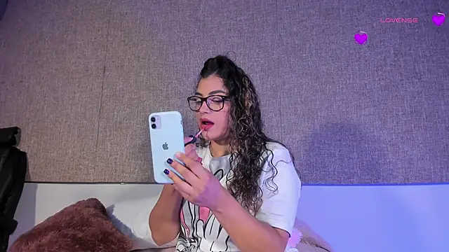 Snapshot of Salomeferreira_ chatting on 10-20-25, 04:29 Salomeferreira online show from 10-20-25, 04:29