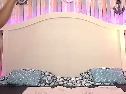 TINNATAYLOR online show from 09-24-25, 09:10