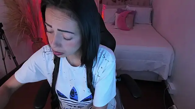 Mariam Lopez   online show from 11-23-25, 02:32