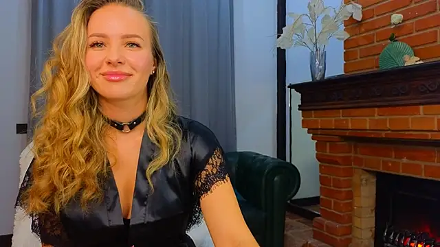 Snapshot of Hloya_Mei chatting on 10-15-25, 01:04 Hloya Mei online show from 10-15-25, 01:04