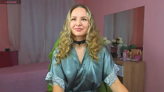 Snapshot of Hloya_Mei chatting on 09-13-25, 11:38 Hloya Mei online show from 09-13-25, 11:38