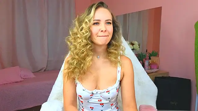 Snapshot of Hloya_Mei chatting on 10-13-25, 12:12 Hloya Mei online show from 10-13-25, 12:12