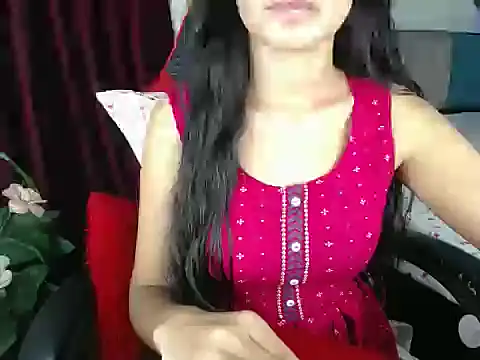 Snapshot of LOVE_BEAUTYY chatting on 10-19-25, 04:04 LOVE BEAUTYY online show from 10-19-25, 04:04