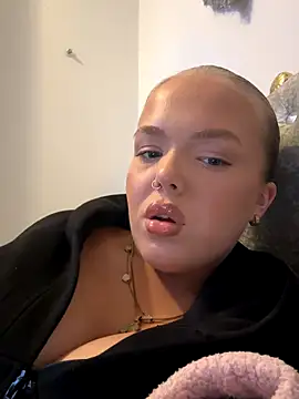 prettycocomae online show from 10-14-25, 09:15