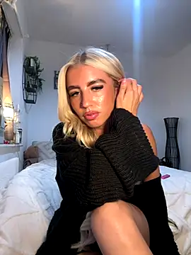 Snapshot of BlondeBetty chatting on 09-11-25, 06:19 BlondeBetty online show from 09-11-25, 06:19
