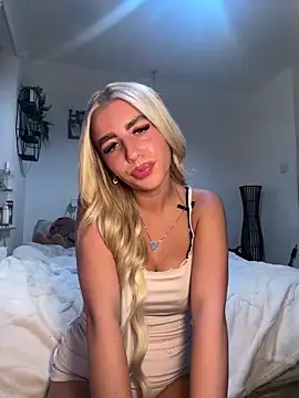 Snapshot of BlondeBetty chatting on 09-10-25, 06:40 BlondeBetty online show from 09-10-25, 06:40