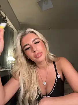Snapshot of BlondeBetty chatting on 10-15-25, 09:23 BlondeBetty online show from 10-15-25, 09:23