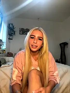 Snapshot of BlondeBetty chatting on 09-25-25, 04:35 BlondeBetty online show from 09-25-25, 04:35