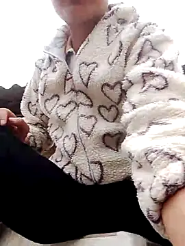 Snapshot of Huyen_x chatting on 12-04-25, 05:17 Huyen x online show from 12-04-25, 05:17