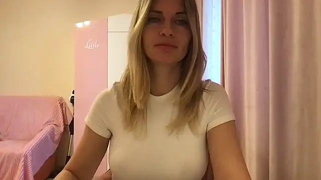 Snapshot of KarelliaStar chatting on 05-05-26, 06:27 KarelliaStar online show from 05-05-26, 06:27