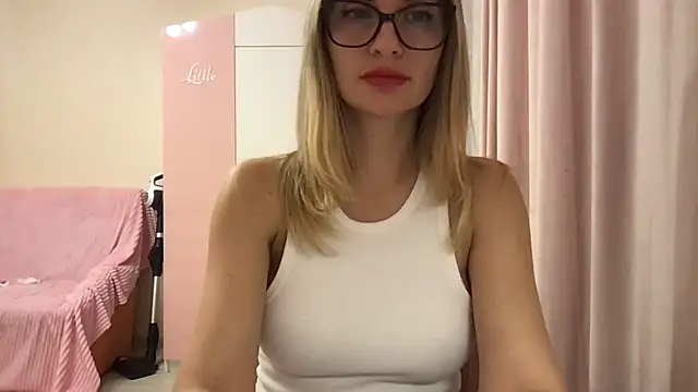 KarelliaStar online show from 04-18-26, 05:04