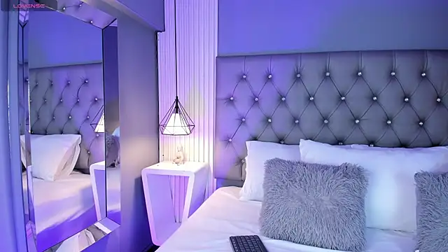 LunaBloomn online show from 01-10-26, 05:08