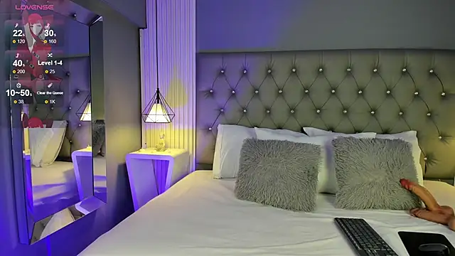 LunaBloomn online show from 11-29-25, 05:13