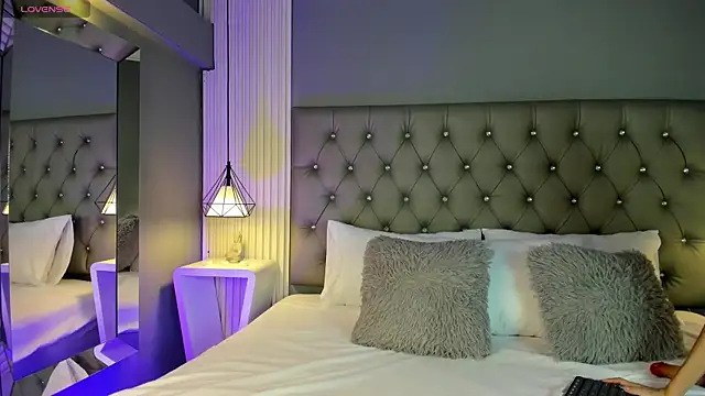 LunaBloomn online show from 10-28-25, 05:12