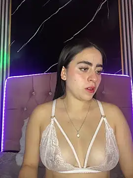 Snapshot of Elha_20 chatting on 10-15-25, 04:22 Elha 20 online show from 10-15-25, 04:22