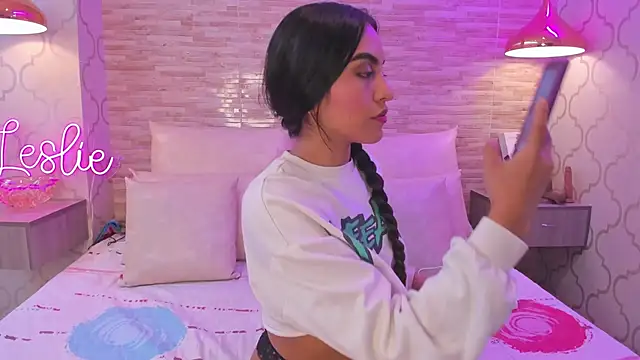 Leslie Bussh  online show from 10-16-25, 03:20