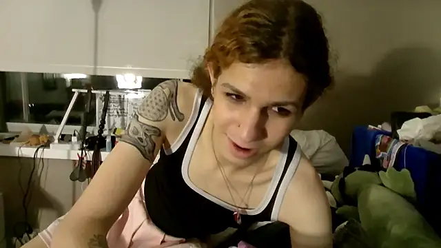 Snapshot of cuddlyavenue chatting on 10-18-25, 01:07 cuddlyavenue online show from 10-18-25, 01:07