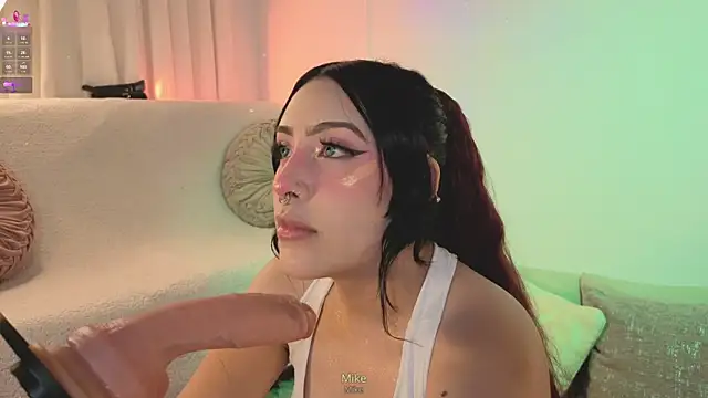 Snapshot of ashlynnlowe_ chatting on 02-22-26, 10:11 ashlynnlowe online show from 02-22-26, 10:11